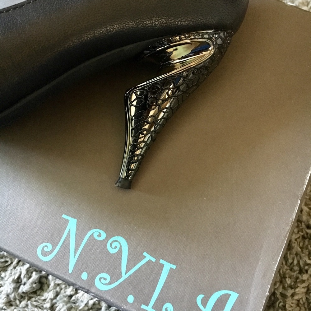 N.Y.L.A Black Leather pumps - Picture 4 of 5